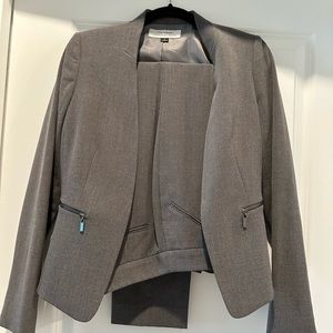 Grey Tahari Suit Jacket and Pants Set - Size 2